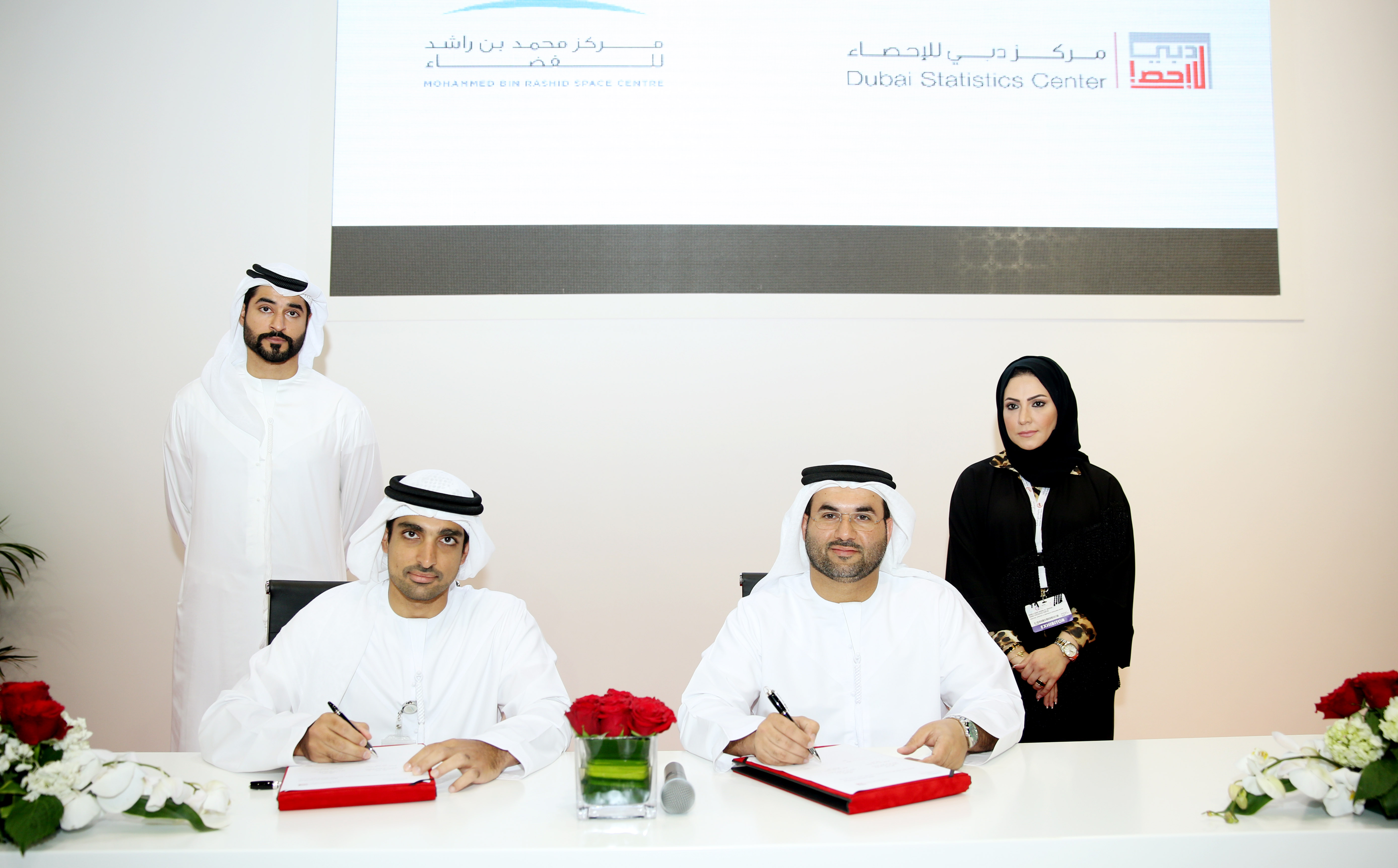 Image : Ahmed Al Dashti and Omran Sharaf during signing the Memorandum of Understading in Gitex 2015 
