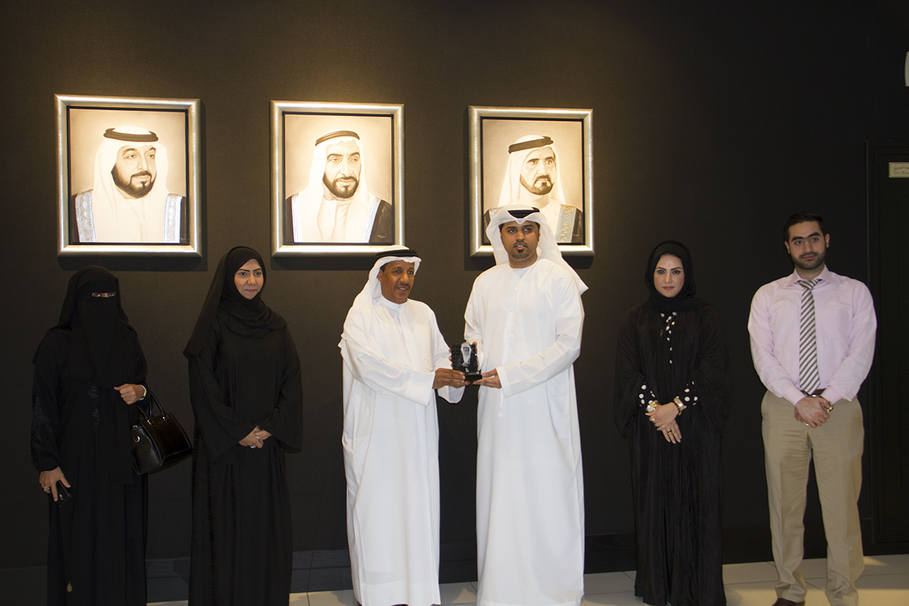 Image : Mashal Ibrahim Al Hammadi grant Souvenir to Mohammed Rashid Rashoud