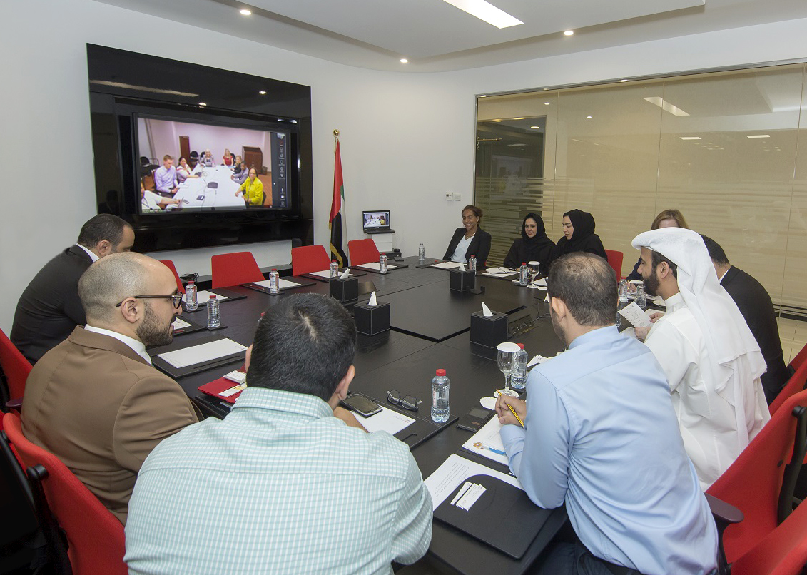 الصورة : خلال الاتصال المرئي بين دبي للإحصاء و التعداد الأمريكي بحضور ممثلي هيئة التنافسية و الإحصاء