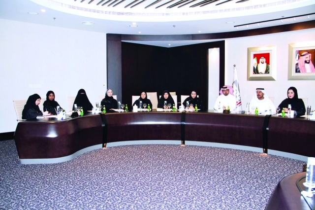 الصورة : أعضاء اللجنة خلال الاجتماع 