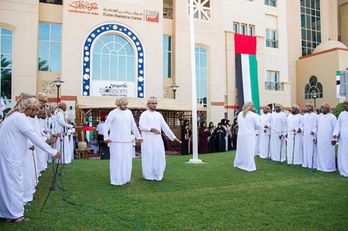 الصـورة : جانب من الرقصات الشعبية من تراث الإمارات 